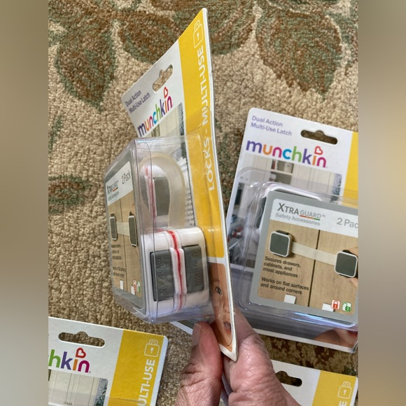 Safety lock multi-use.  Secure drawers, cabinets and most appliances. Munchkin - Picture 6 of 7